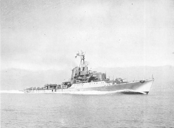p. 3, il cacciatorpediniere indonesiano "Surapati" in navigazione